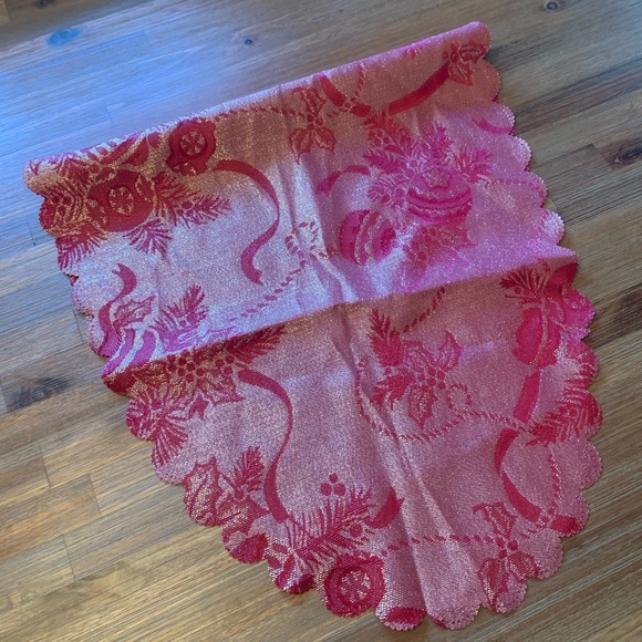 Gold metallic scallop trim Christmas table runner - Picture 8 of 8